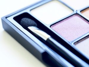 Kosmetyczka na wyjeździe: jak się spakować, by nie zwariować?